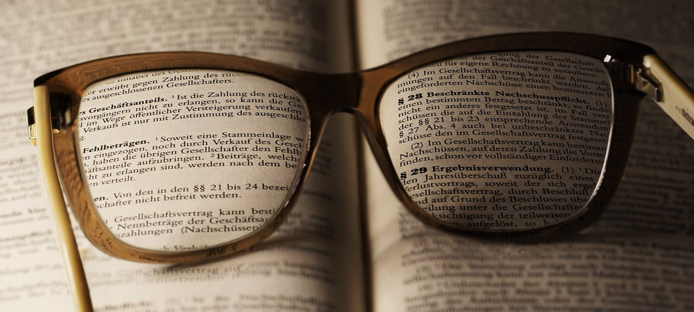 Persona usando lentes progresivas para leer y ver de lejos